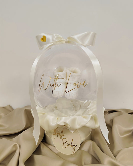 Μπαλόνι με βρεφικά καλτσάκια