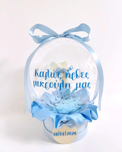 Πλεκτά βρεφικά καλτσάκια σε διάφανη σφαίρα με σιέλ κονφετί.