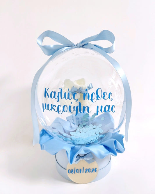 Πλεκτά βρεφικά καλτσάκια σε διάφανη σφαίρα με σιέλ κονφετί.